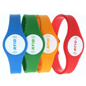 Ib kab nta plaub Programmable RFID Bracelets, txhua yam nyob rau hauv vibrant xim: xiav, ntsuab, daj, thiab liab.