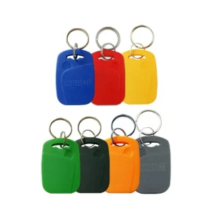 Un set di otto portachiavi in vari colori, compreso il blu, rosso, giallo, verde, arancia, e grigio, ciascuno attaccato a un portachiavi in metallo.