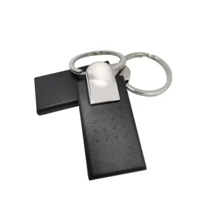 Un primo piano di un portachiavi in metallo argentato con un tag portachiavi rfid (3) in nero e forma rettangolare attaccata.
