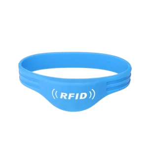Il braccialetto per il controllo degli accessi è un braccialetto RFID blu con due scanalature orizzontali su ciascun lato, con le lettere "RFID" ben visibile stampato in bianco sul davanti, rendendolo una soluzione ideale per il controllo degli accessi.